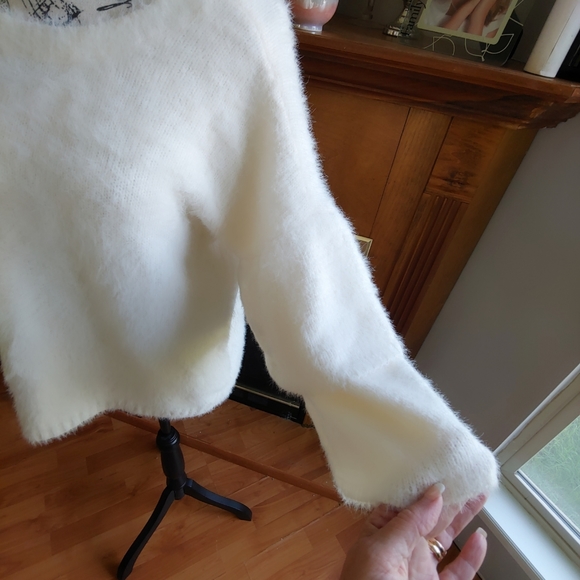 Takara Crisscross Back Fuzzy Cream Sweater Size M. - Picture 4 of 7